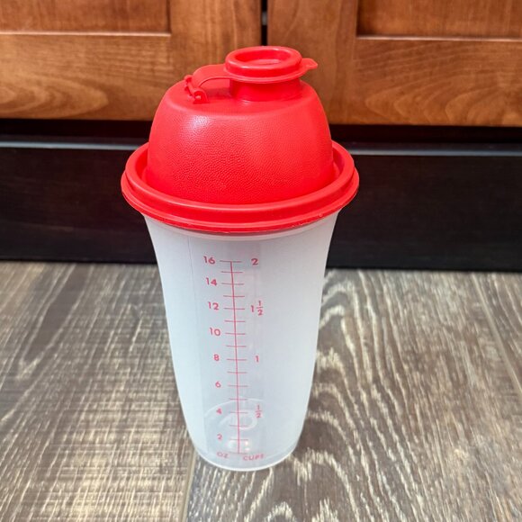 Tupperware Quick Shake Container with Insert - Picture 3 of 16